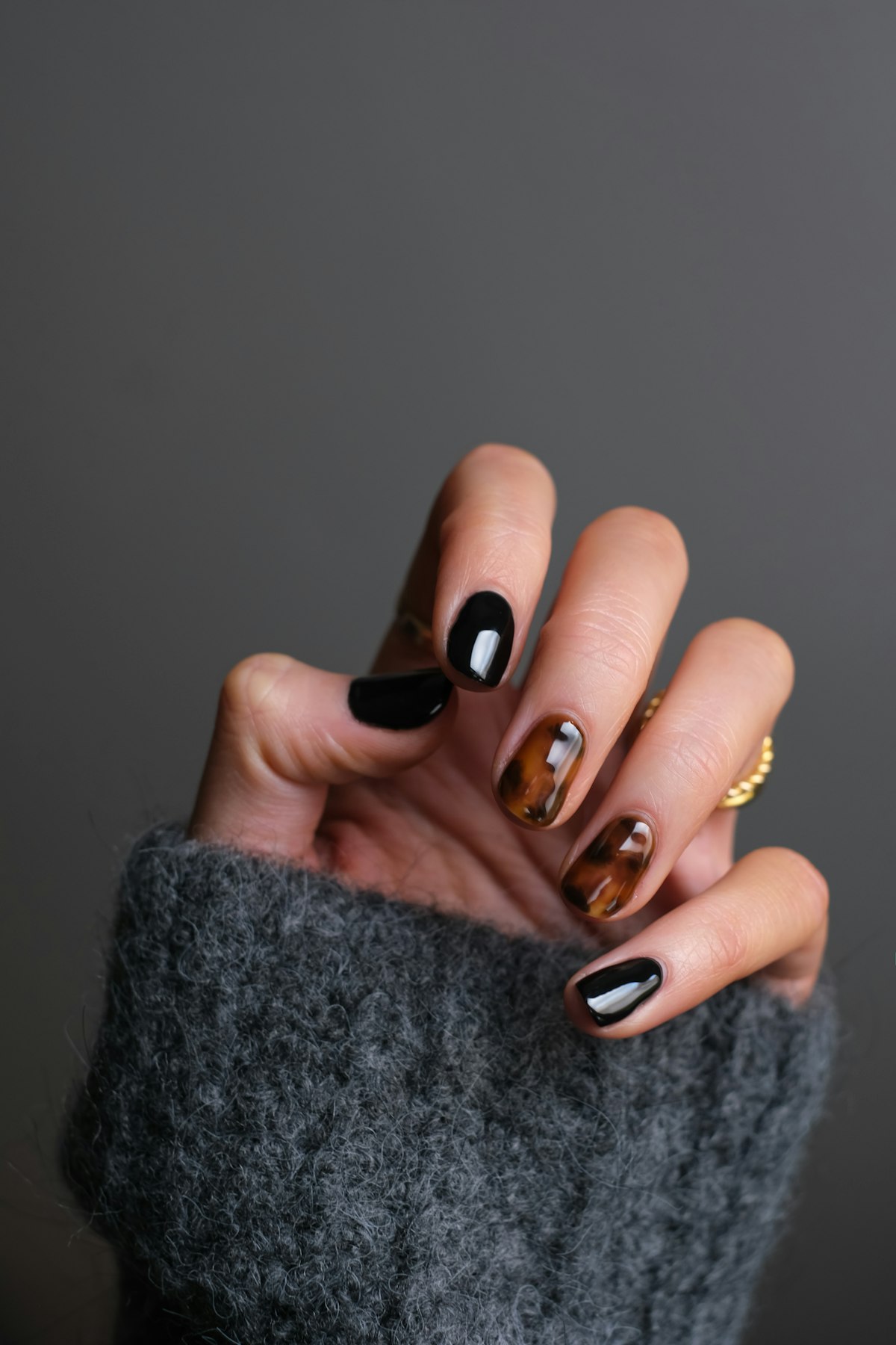 Manicura negra y carey